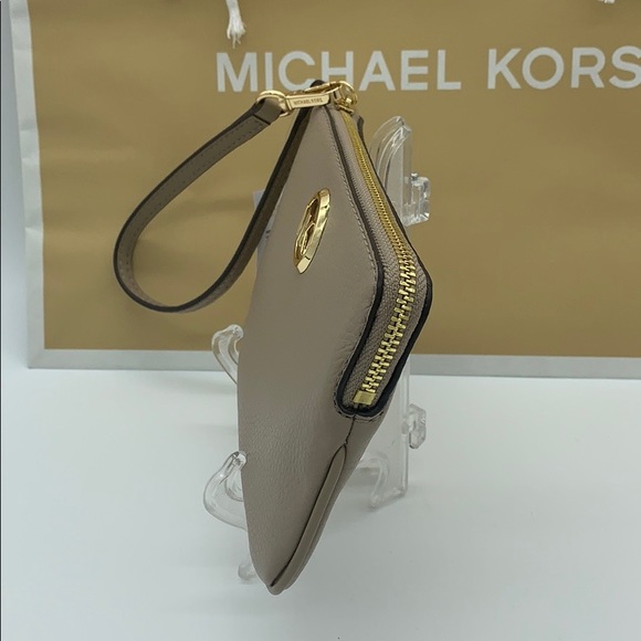 MICHAEL KORS FULTON LG TZ WRISTLET LEATHER TRUFFLE - Picture 3 of 16